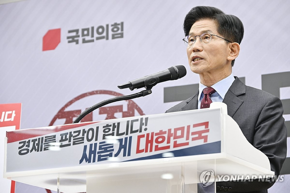 김문수 국민의힘 대선후보가 18일 서울 여의도 국민의힘 중앙당사에서 '경제를 판갈이 합니다-새롭게 대한민국' 경제 공약을 발표하고 있다. [사진=공동취재, 연합뉴스]