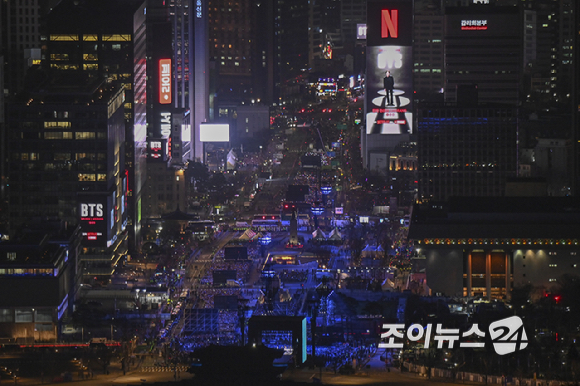 방탄소년단(BTS)이 21일 오후 서울 광화문 광장에서 정규 5집 '아리랑(ARIRANG)' 앨범 발매를 기념해 컴백 무대를 선보이고 있다. [사진=사진공동취재단]