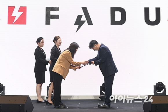 종합경제미디어 아이뉴스24의 대표 지식 컨퍼런스 '아이포럼 2026'이 22일 서울 용산구 서울드래곤시티 한라홀에서 'AI 패권 전쟁, 새로운 질서: AI 3대 강국, 대한민국의 현재와 미래'를 주제로 열렸다. 포럼에 앞서 '제7회 아이뉴스24 D&middot;N&middot;A 혁신상' 시상식이 열린 가운데 D&middot;N&middot;A 포용상(한국지능정보사회진흥원 원장상)을 수상한 (주)파두의 김현수 전무가 참석하고 있다. 왼쪽은 시상자로 나선 은주 한국지능정보사회진흥원 지능기술인프라 본부장. [사진=곽영래 기자]