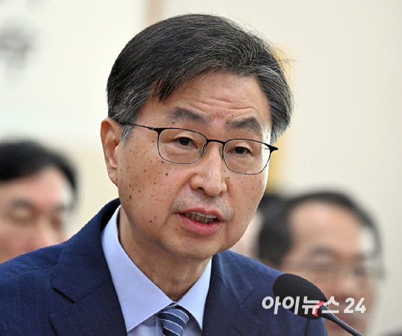 최재해 감사원장이 16일 국회 법제사법위원회에서 열린 감사원에 대한 국정감사에서 의원 질의에 답하고 있다. [사진=곽영래 기자]