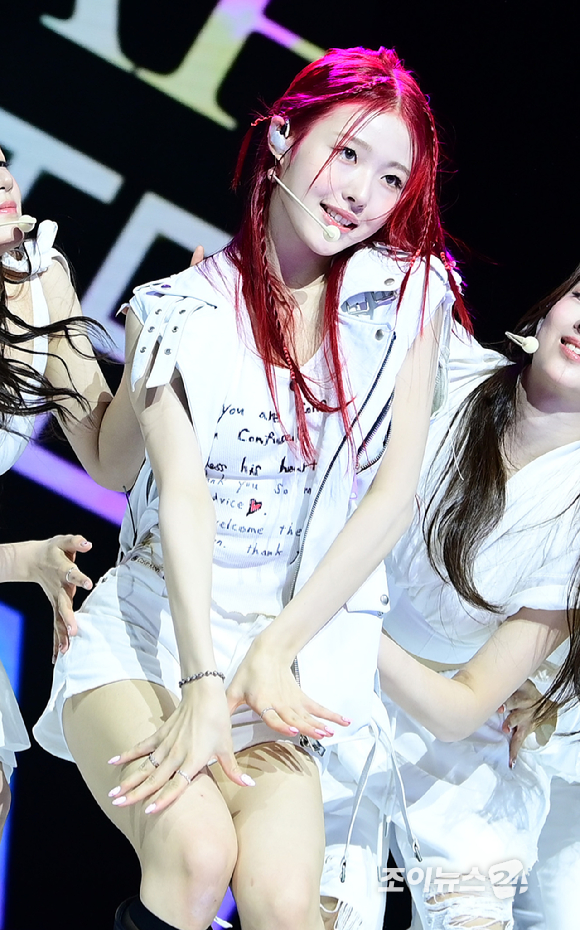 그룹 앳하트 아린이 13일 오후 서울 한남동 블루스퀘어에서 열린 앳하트(AtHeart) 첫 번째 EP '플롯 트위스트'(Plot Twist) 미디어 쇼케이스에서 멋진 무대를 선보이고 있다. [사진=정소희 기자]