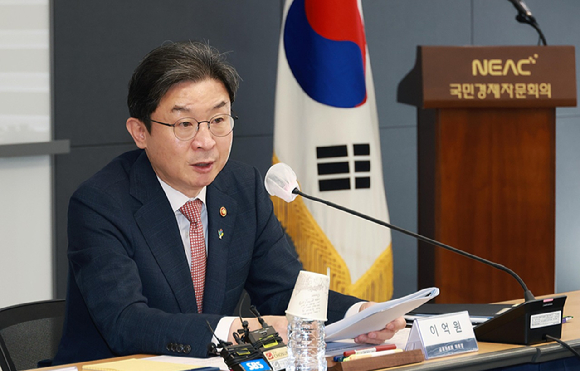 이억원 금융위원장이 18일 서울 종로구 국민경제자문회의 대회의실에서 열린 '국민경제자문회의&middot;금융위원회 합동회의'에서 발언하고 있다. [사진=금융위원회]