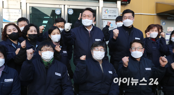윤석열 국민의힘 대선후보가 중소기업 경영 및 근로환경 개선 현장 방문을 위해 10일 인천 남동공단 경우정밀을 찾은 가운데 공장 관계자와 현장을 둘러보고 있다. [사진=국회사진취재단]