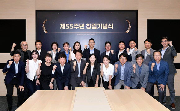 (뒷줄 맨 왼쪽)최주선 삼성SDI 대표이사 사장과 주요 경영진, SDI인상 등 수상자들이 1일 경기도 용인 삼성SDI 기흥 본사에서 개최된 55주년 창립기념일 행사에서 기념촬영하고 있다. [사진=삼성SDI]