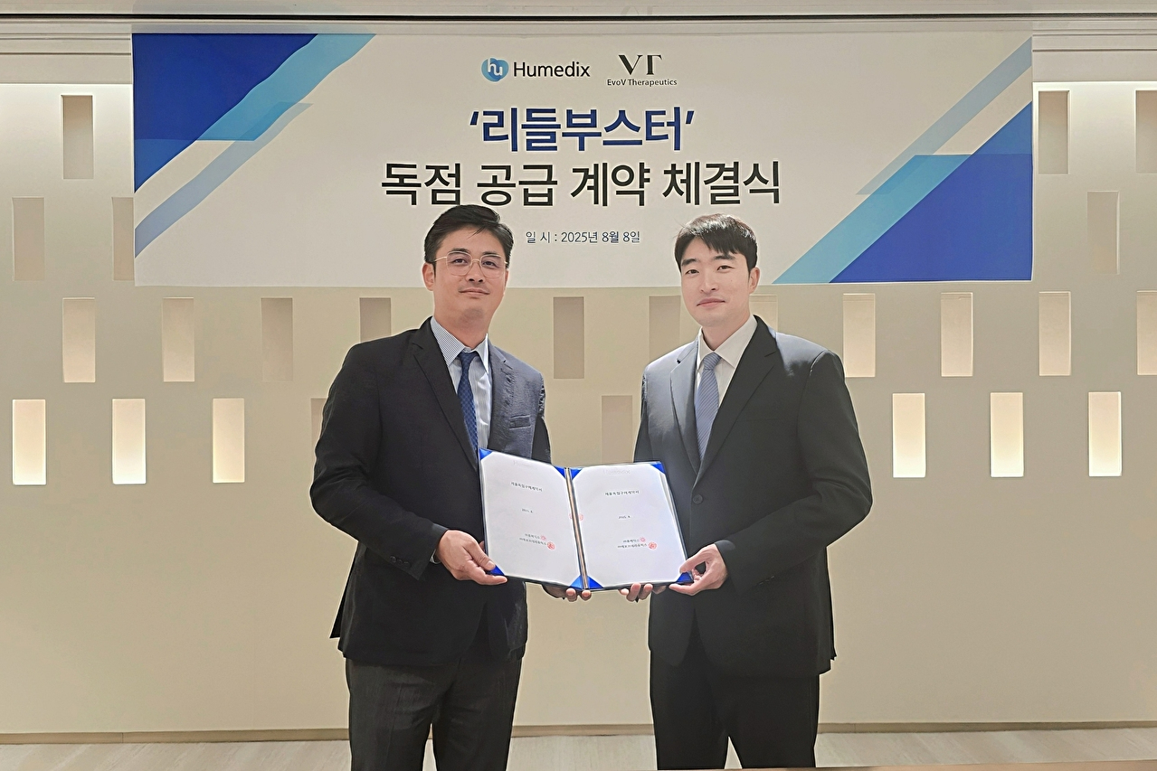 강민종 휴메딕 대표(왼쪽)과 박병국 에보브테라퓨틱스 대표가 '리들부스터' 독점 공급 계약을 체결 후 기념촬영하고 있다. [사진=휴메딕스 제공]