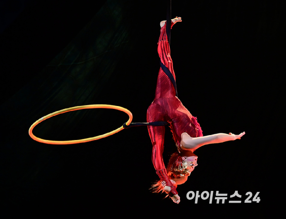 15일 오후 서울 잠실종합운동장 내 빅탑에서 열린 태양의서커스 '쿠자(KOOZA)' 프레스 컨퍼런스에서 배우들이 환상적인 무대를 선보이고 있다. [사진=정소희 기자]