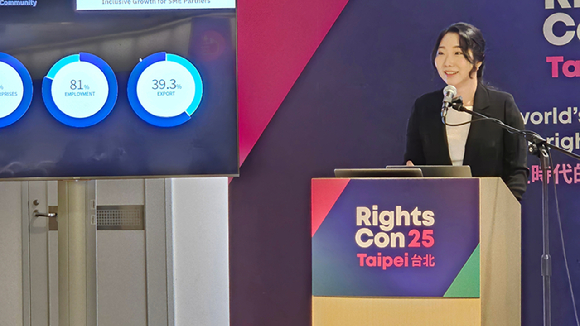 지난 24일부터 27일까지 대만 타이베이에서 열린 글로벌 정보 인권 행사 '라이츠콘(RightsCon) 2025'에서 최지희 카카오 정책 책임이 회사의 공공협력과 소상공인 상생 사례에 대해 발표하고 있다. [사진=카카오]