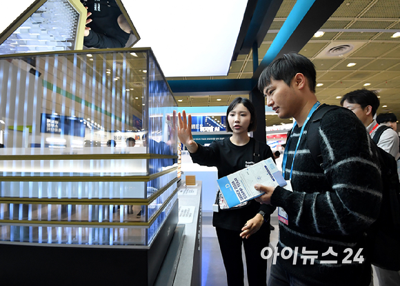 14일 서울 강남구 코엑스에서 열린 '제28회 반도체대전'(SEDEX 2026)에서 관람객들이 삼성전자 부스를 관람하고 있다. [사진=곽영래 기자]