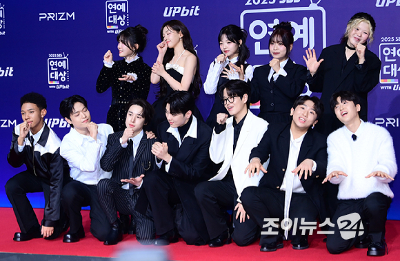 30일 오후 서울 마포구 상암동 SBS 프리즘타워에서 열린&nbsp;2025 SBS 연예대상&nbsp;레드카펫 행사에 '우리들의 발라드' TOP12 이예지, 이지훈, 천범석, 홍승민, 송지우, 임지성, 민수현, 김윤이, 이준석, 정지웅, 오추바 제리미가 참석하고 있다. [사진=정소희 기자]
