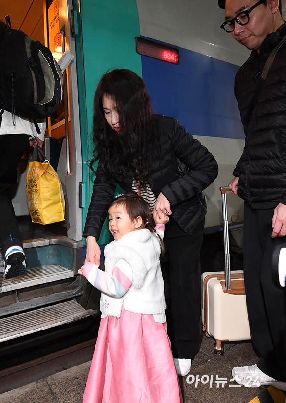 설 연휴를 앞둔 13일 오전 서울 용산역을 찾은 한 가족이 고향으로 향하는 기차를 탑승하고 있다. [사진=곽영래 기자]