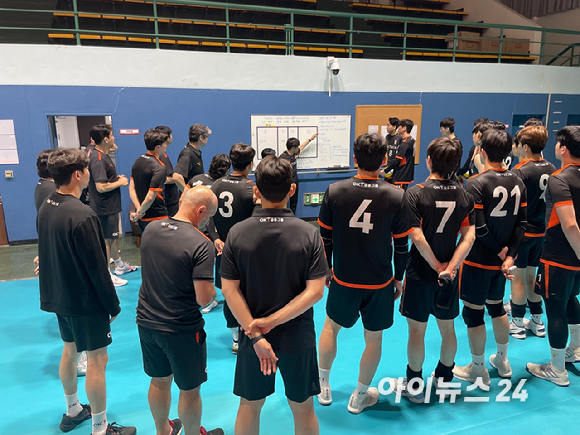 OK금융그룹은 오기노 감독과 함께 달라진 배구를 선보이기 위해 구슬땀을 흘리고 있다. [사진=송대성 기자]
