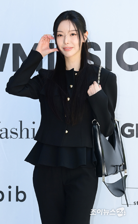 가수 세리가 24일 오후 서울 성동구 성수동 더블유미션에서 열린 홀리넘버세븐 X 코타로 타니야마 콜라보 팝업 오프닝 행사에 참석하고 있다. [사진=정소희 기자]