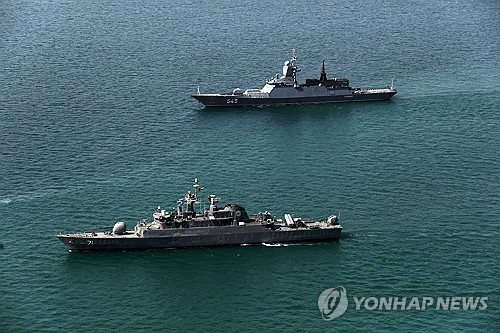 지난달 훈련 중인 이란 해군 호위함(아래쪽) [사진=EPA/연합뉴스]