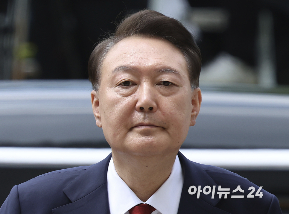 직권남용 및 허위공문서 작성, 특수공무집행방해 혐의로 구속된 윤석열 전 대통령이 지난달 9일 영장실질심사를 받기 위해 서울중앙지법으로 출석하고 있다. [사진=정소희 기자]