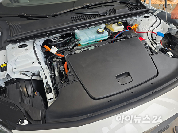 볼보 'EX30 크로스컨트리(CC)' 정측면. [사진=김종성 기자]