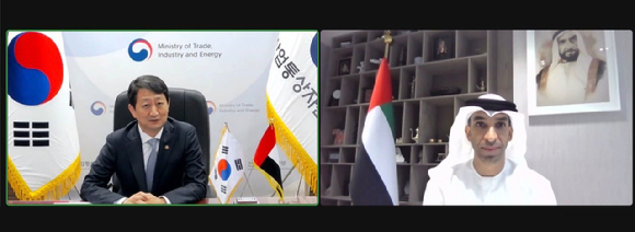 안덕근 산업통상자원부 통상교섭본부장(왼쪽), 타니 빈 아흐메드 알제유디 UAE 대외무역국무장관이 투자포럼에 앞서 온라인 미팅을 진행하고 있다. [사진=주한 UAE 대사관]