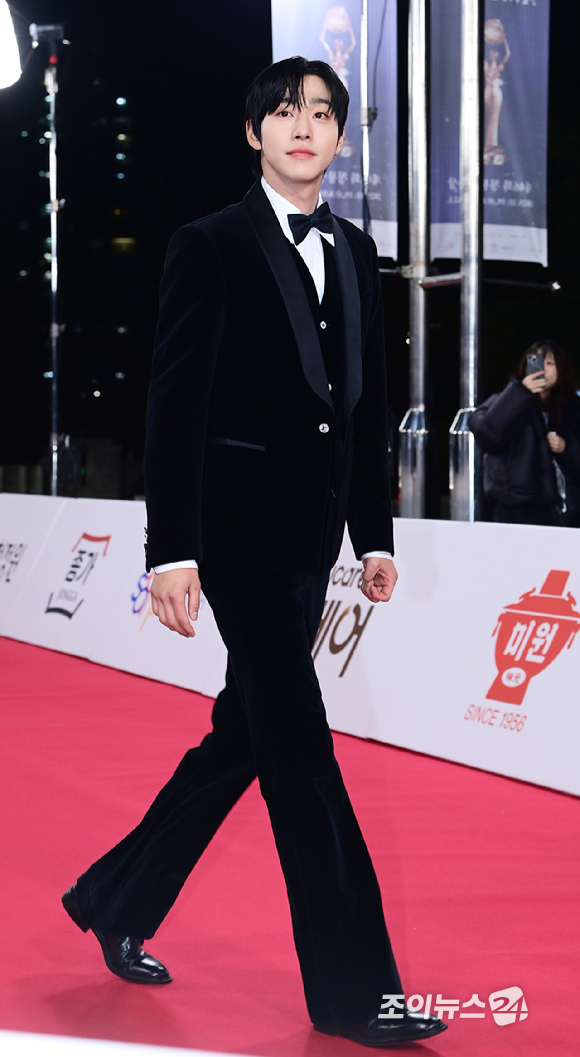 배우 안효섭이 19일 오후 서울 영등포구 여의도 KBS홀에서 열린 제46회 청룡영화상 레드카펫 행사에 참석하고 있다. [사진=정소희 기자]