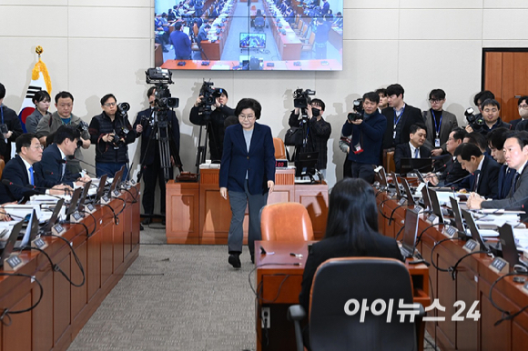 이혜훈 기획예산처 장관 후보자가 23일 오전 서울 여의도 국회 재정경제기획위원회에서 열린 인사청문회에서 임이자 위원장에게 선서문을 전달한 뒤 자리로 이동하고 있다. [사진=곽영래 기자]