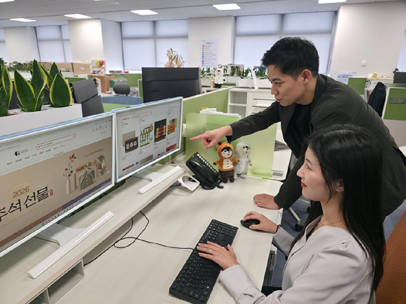 삼성전자 DS부문 직원들이 추석 명절을 앞두고 운영되는 온라인 장터에 접속해 상품을 고르고 있다. [사진=삼성]