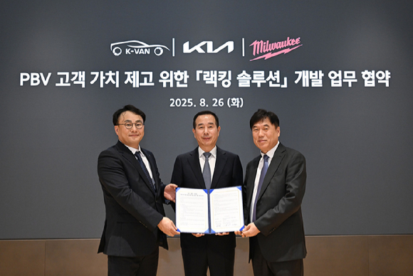 (왼쪽부터)정의근 케이밴 대표이사, 정원정 기아 국내사업본부장 부사장, 박용범 밀워키 코리아 대표이사가 지난 26일 서울 압구정에 있는 브랜드체험관 '기아(Kia)360'에서 업무협약(MOU)을 체결하고 기념촬영하고 있다. [사진=기아]
