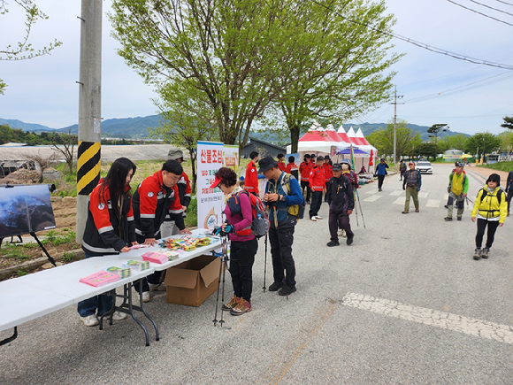 산림청이 등산객 대상 산불예방 캠페인을 진행하고 있다. [사진=산림청]