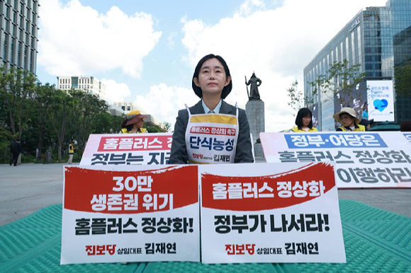 홈플러스 직원들이 국민신문고 제출을 위한 서명운동에 참여하고 있다. [사진=홈플러스]