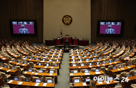 김웅 국민의힘 의원이 27일 오후 서울 여의도 국회 본회의장에서 열린 본회의에서 '검수완박' 법안 저지를 위한 필리버스터(무제한 토론)을 하고 있다. [사진=김성진 기자]