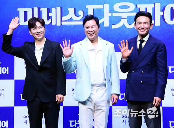 배우 정상훈-정성화-황정민이 2일 오후 서울 서대문구 이화여자대학교 삼성홀에서 열린 뮤지컬 '미세스 다웃파이어' 제작발표회에 참석하고 있다. [사진=정소희 기자]