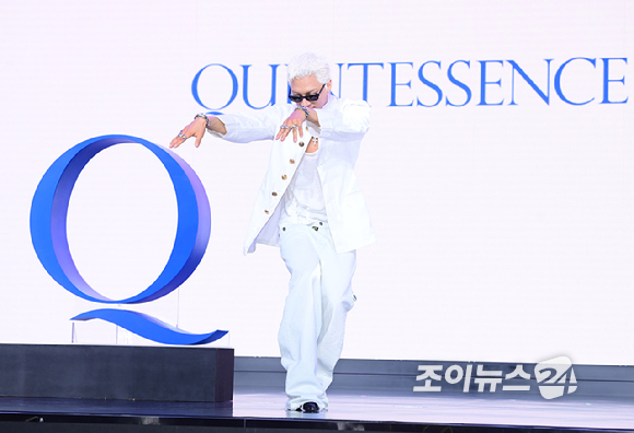 가수 태양이 18일 오후 서울 마포구 상암동 큐브컨벤션센터에서 열린 TAEYANG 정규 4집 'QUINTESSENCE'(퀸테센스) 음감회에 참석해 포토타임을 갖고 있다. [사진=정소희 기자]
