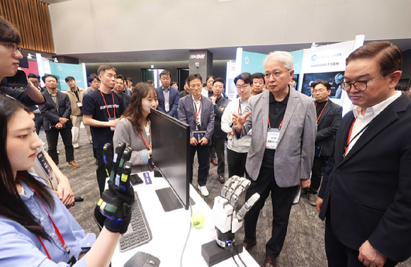 권봉석 (주)LG COO(맨오른쪽에서 두번째)와 정수헌 LG사이언스파크 대표(맨오른쪽에서 첫번째)가 '슈퍼스타트 데이 2026'에서 스타트업의 기술 시연을 살펴보고 있다. [사진=LG]