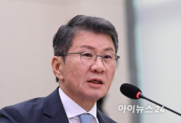 정몽규 전 대한축구협회장이 30일 국회 문화체육관광위원회에서 열린 대한축구협회 현안 관련 청문회에서 의원 질의에 답변하고 있다. [사진=곽영래 기자]