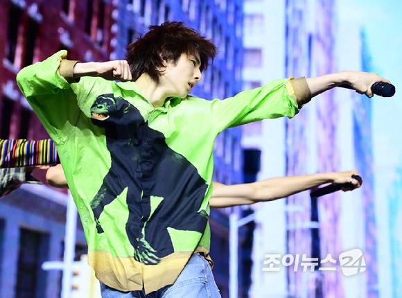 그룹 코르티스 주훈이 18일 오후 서울 용산구 블루스퀘어에서 열린 코르티스(CORTIS) 데뷔 쇼케이스 '컬러 아웃사이드 더 라인스'(COLOR OUTSIDE THE LINES)에서 멋진 무대를 선보이고 있다. [사진=정소희 기자]