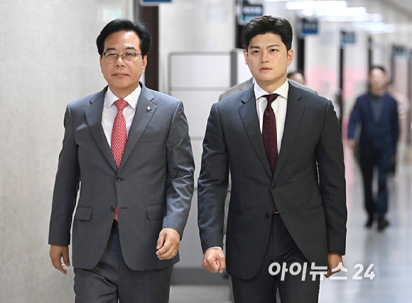 국민의힘 김용태 비상대책위원장과 송언석 원내대표가 19일 국회에서 열린 비리백화점 이재명 정부 인사청문회 대책회의에 참석하고 있다. [사진=곽영래 기자]