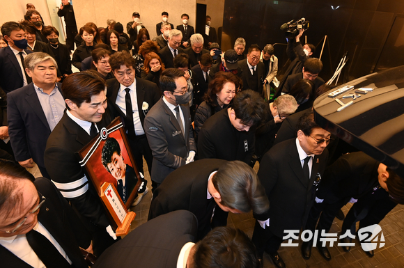 11일 오전 서울 동작구 흑석동 중앙대학교병원 장례식장에서 고(故) 현미(본명 김명선)의 발인식이 엄수됐다. [사진=김성진 기자]