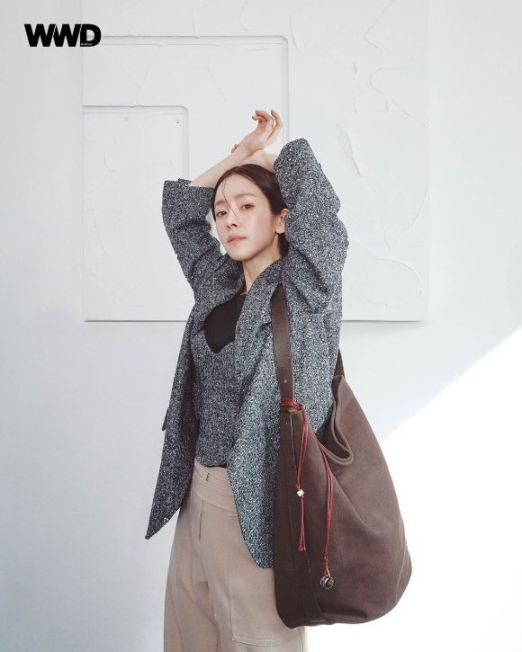 배우 한지민이 화보 촬영에서 포즈를 취하고 있다. [사진=WWD 코리아]