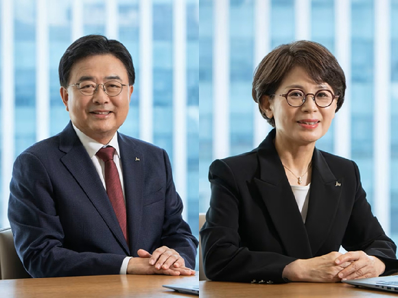 신영섭(왼쪽), 함은경 JW중외제약 대표. [사진=JW홀딩스 제공]