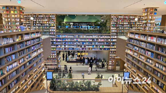 3일 프리 오픈 첫날 찾은 경기도 파주 스타필드 빌리지 운정 내부 전경. 이곳은 신세계프라퍼티가 새롭게 선보이는 지역 밀착형 리테일 공간이다. [사진=진광찬 기자]