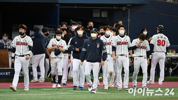 17일 서울 고척스카이돔에서 '2021 신한은행 SOL KBO리그' KT 위즈와 두산 베어스의 한국시리즈 3차전이 진행됐다. 두산 선수들이 1-3으로 패배한 후 아쉬워하고 있다. [사진=김성진 기자]