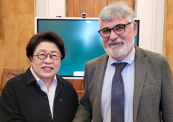 상명대와 이탈리아 사피엔차 대학 논의 후 기념촬영(왼쪽 김종희 상명대 총장, 오른쪽 사피엔차 대학 카를로 마씨모 카씨올라(Carlo Massimo Casciola) 공과대학장) [사진=상명대학교]