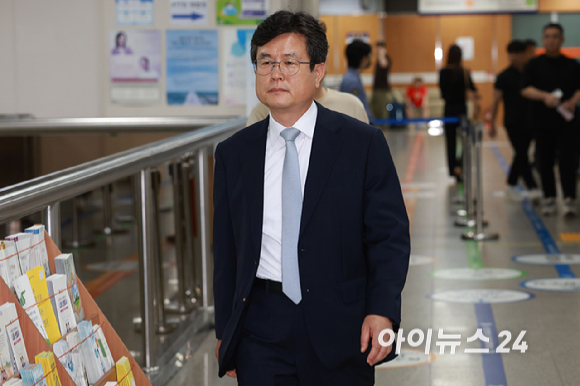 12&middot;3 비상계엄 이후 사후 계엄 선포문을 작성한 혐의로 재판에 넘겨진 강의구 전 대통령실 부속실장이 28일 오후 서울 서초구 서울중앙지방법원에서 열린 1심 선고공판에 출석하고 있다. [사진=사진공동취재단 ]