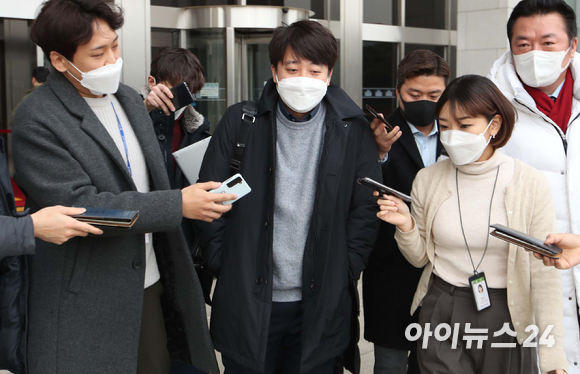 이준석 국민의힘 대표가 5일 서울 여의도 국회를 나서며 기자들의 질문에 답하고 있다. [사진=김성진 기자]