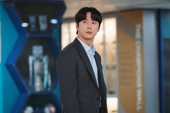 배우 이준영이 JTBC 토일드라마 '신입사원 강회장'에서 열연하고 있다. [사진=SLL, 코퍼스코리아]