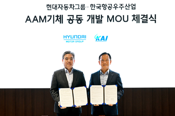 현대차그룹 장재훈 부회장(왼쪽)과 KAI 김종출 사장이 미래 항공 모빌리티 기체 공동 개발 협약'을 체결한 뒤 기념촬영하고 있다. [사진=현대차그룹]