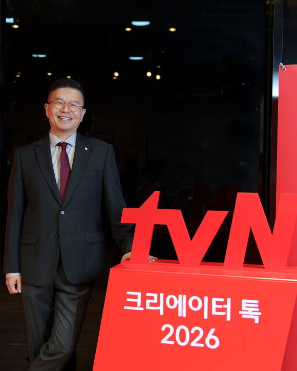 16일 서울 상암동 CJ ENM에서 열린 tvN '크리에이터 톡 2026'에서 박상혁 CJ ENM 플랫폼사업 미디어BU장이 포토타임을 갖고 있다. [사진=tvN]