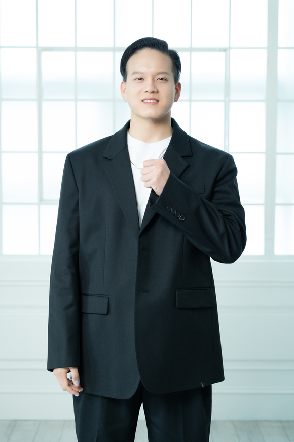 그룹 비투비 프니엘이 21일 온라인으로 진행된 비투비 정규 3집 'Be Together' 발매 기념 기자간담회에 참석해 포즈를 취하고 있다. [사진=큐브엔터테인먼트]