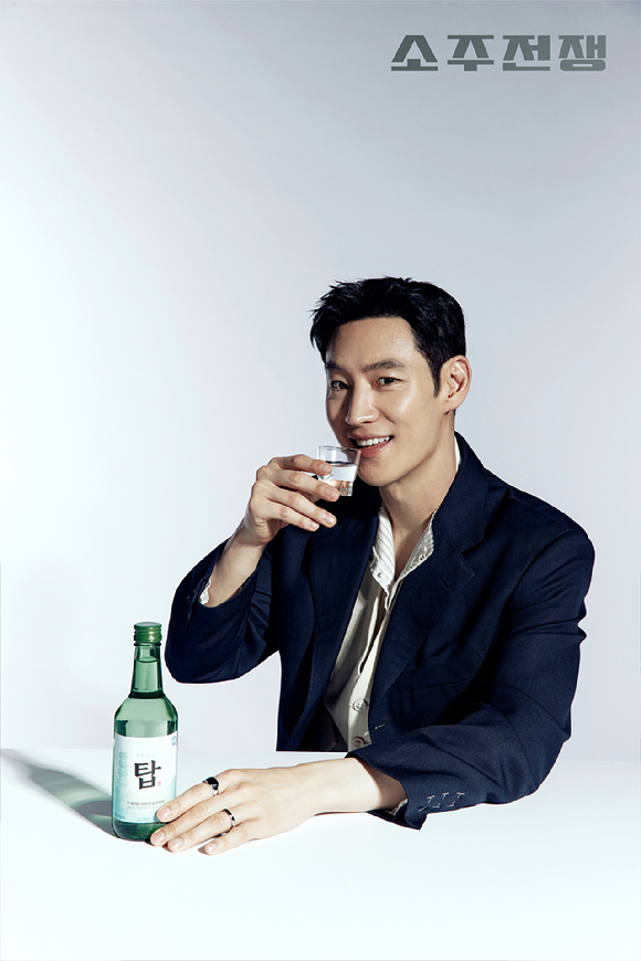 유해진, 이제훈, 손현주, 최영준이 화보 촬영에서 포즈를 취하고 있다. [사진=주)쇼박스]