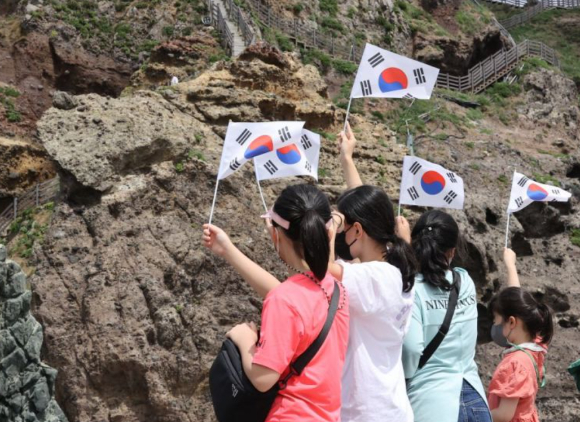 '한국 홍보 전문가' 서경덕 성신여자대학교 교수가 9일 서울 관악구에 위치한 개인 사무실에서 아이뉴스24와 인터뷰를 갖고 있다. [사진=정소희 기자]