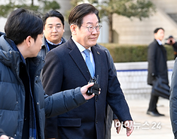 이재명 더불어민주당 대표가 26일 서울고등법원에서 열린 공직선거법 위반 혐의 사건 2심 5차 공판을 마친 뒤 법원을 나서고 있다. [사진=곽영래 기자]
