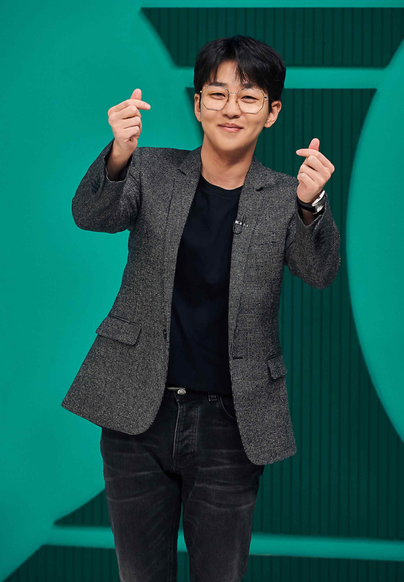 가수 딘딘이 22일 온라인으로 진행된 MBC 예능프로그램 '호적메이트' 제작발표회에 참석해 포즈를 취하고 있다. [사진=MBC]