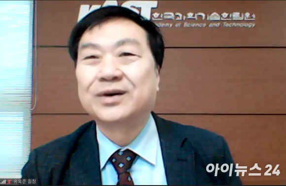 유욱준 한국과학기술한림원 신임 원장이 24일 온라인 기자간담회에서 기자들의 질문에 대답하고 있다. [사진=온라인영상회의 화면갈무리]